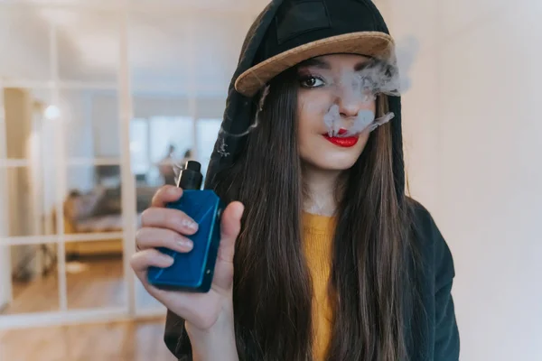 Gadis Uap. Wanita hipster muda vape e-cig di vapeshop. Gaya Hip-hop. Penutup . — Stok Foto