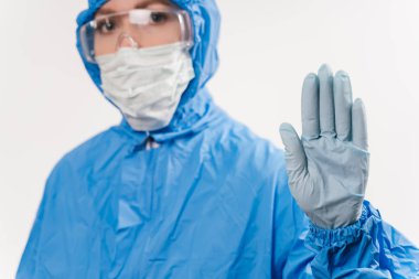 Koronavirüs karantinası kavramı. Çin 'den gelen küresel koronavirüs salgını kavramı. Koronavirüs enfeksiyonu tedavisi. Koruyucu giysili doktor Corona virüsünü durdurmak için el hareketi yaptı.