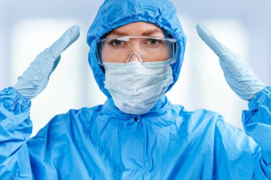 Koronavirüs karantinası kavramı. Çin 'den gelen küresel koronavirüs salgını kavramı. Koronavirüs enfeksiyonu tedavisi. Koruyucu giysili doktor Corona virüsünü durdurmak için el hareketi yaptı.