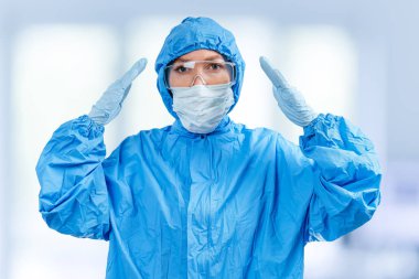 Koronavirüs karantinası kavramı. Çin 'den gelen küresel koronavirüs salgını kavramı. Koronavirüs enfeksiyonu tedavisi. Koruyucu giysili doktor Corona virüsünü durdurmak için el hareketi yaptı.