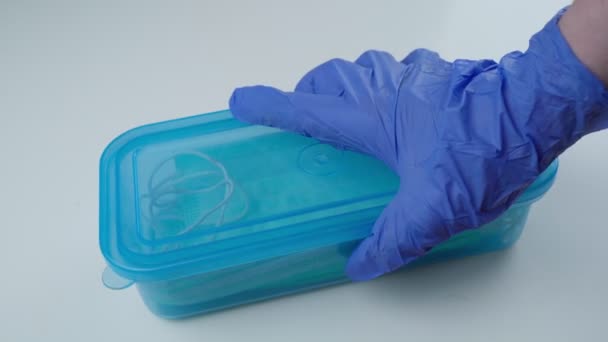 Médecin ou infirmière prenant masque respiratoire du récipient en plastique. Mains protégées par des gants médicaux. Assurance pandémie coronavirus, COVID-19, SRAS, grippe, maladies aéroportées . — Video