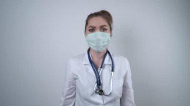 Koronavirüs karantinası kavramı. Çin 'den gelen küresel koronavirüs salgını kavramı. Koronavirüs enfeksiyonu tedavisi. Sıhhiye Corona virüsünü durdurmak için el hareketi yaptı