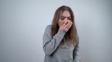 Genç kadın öksürüyor ve hapşırıyor, dişide koronavirüs belirtileri var. Çin koronavirüsü, covid-19, enfeksiyon salgını, virüsten korunma, kadın portresi..