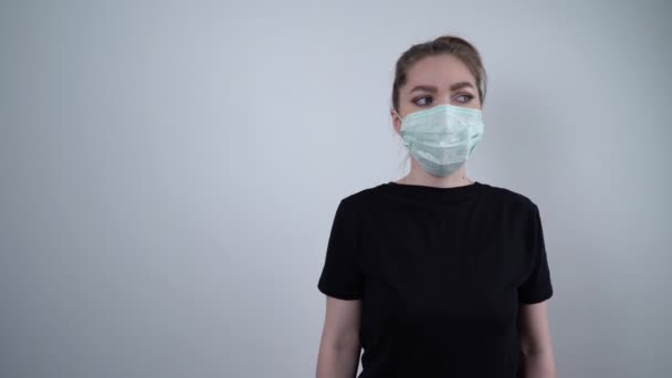 Konzept der Coronavirus-Quarantäne. Konzept einer globalen Coronavirus-Epidemie aus China. Behandlung von Coronavirus-Infektionen. Frau mit Maske zeigt Hände-Geste für Stopp des Coronavirus-Ausbruchs — Stockvideo