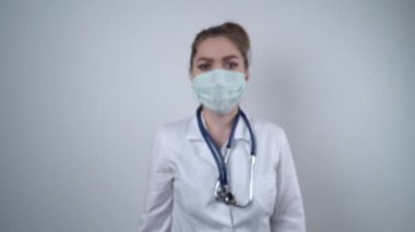 Koronavirüs karantinası kavramı. Çin 'den gelen küresel koronavirüs salgını kavramı. Koronavirüs enfeksiyonu tedavisi. Sıhhiye Corona virüsünü durdurmak için el hareketi yaptı