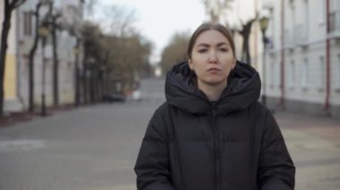 Kadın yüz maskesi takmış virüs covid-19 Avrupa şehir caddesinde geziyor. Sağlık ve güvenliği, N1H1 koronavirüsü, virüs korumasını hesapla.