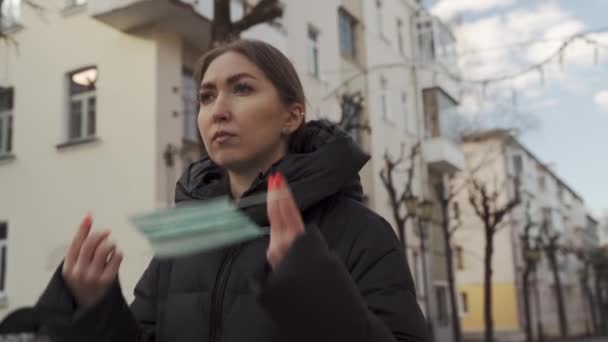 Feminino colocar máscara facial proteção vírus covid-19 viajar rua da cidade europeia. Conceito de saúde e segurança, coronavírus N1H1, proteção contra vírus . — Vídeo de Stock