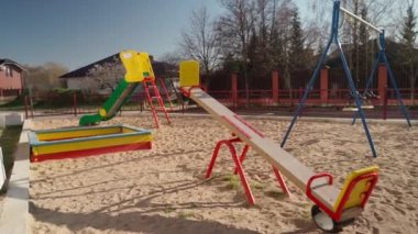 Coronavirus covid-19 virüsü tehdidi nedeniyle karantina sırasında şehir merkezindeki çocuk parkı boş. Olağanüstü hal. Çekim.