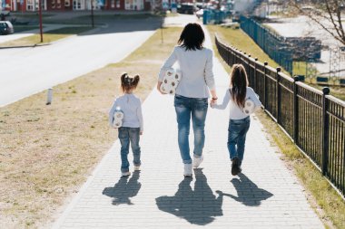 Anne ve çocuklar Coronaviru salgını sırasında süpermarketten gelen tuvalet kağıdıyla yürüyorlar. Covid-19 Panik Konsepti, Ev Karantinası İçin Tuvalet Kağıdı Depolama. Arka plan