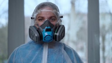 Koronavirüs karantinası kavramı, küresel covid-19 salgını. Enfeksiyon tedavisi. Hazrat koruyucu giysili doktor Corona virüsünü durdurmak için el hareketi yaptı.