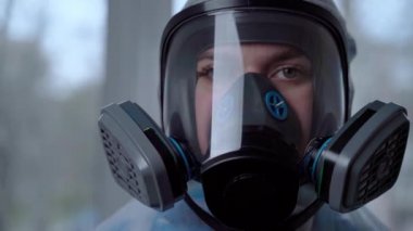 Coronavirus salgını sırasında koruyucu kıyafet giyen kadın portresi. Tehlikeli giysi, solunum maskesi, eldivenler ve gözlük kliniği ya da hastane. Koronavirüsten korunma, covid-19 salgını.