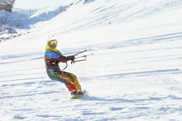 Snowboarder menina kiting snowboard esportes — Fotografia de Stock
