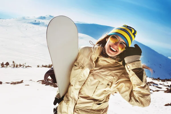 Fille heureuse snowboarder s'amuser — Photo