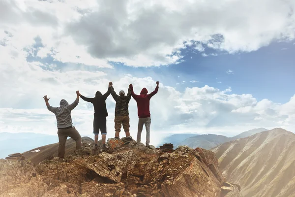 Gente del grupo ganador gana concepto de montaña — Foto de Stock