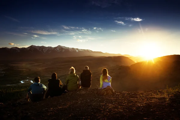 Groupe d'amis sur fond de montagne — Photo