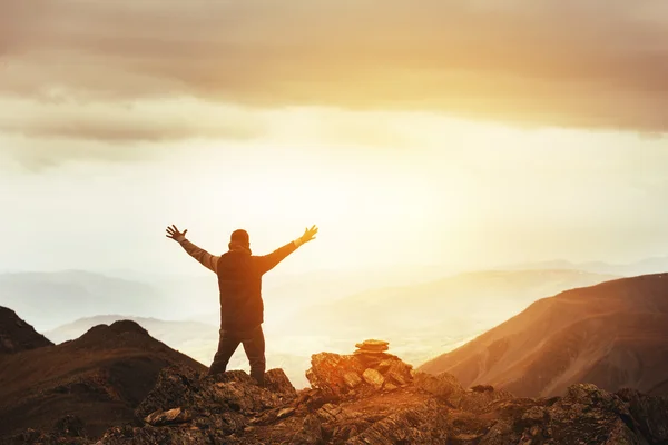 Man winner pose win mountains concept — Stock Photo, Image