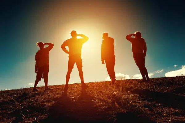 Gruppe von Menschen im Sonnenuntergang — Stockfoto