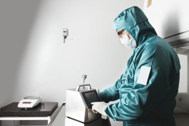 Koruyucu elbise laboratuvar araştırmacı çalışıyor