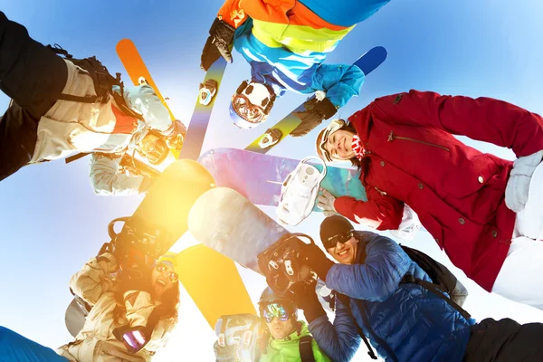 Grup arkadaşları snowboard kayakçı Kayak Snowboard