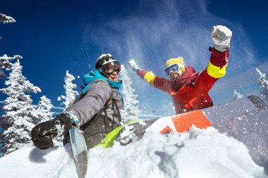 Eğleniyor snowboard düşkünleri, mutlu çift