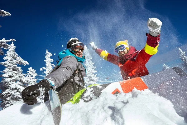 Ευτυχισμένο ζευγάρι των snowboarders διασκεδάζοντας — Φωτογραφία Αρχείου