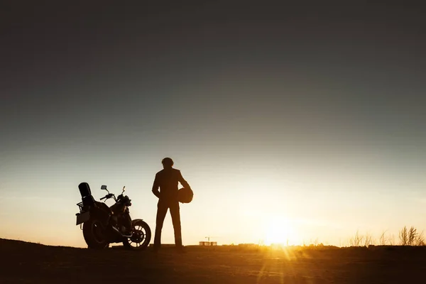 Fietsers silhouet met motorfiets zonsondergang — Stockfoto