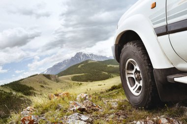 Jeep araba tekerlek tepe dağlar