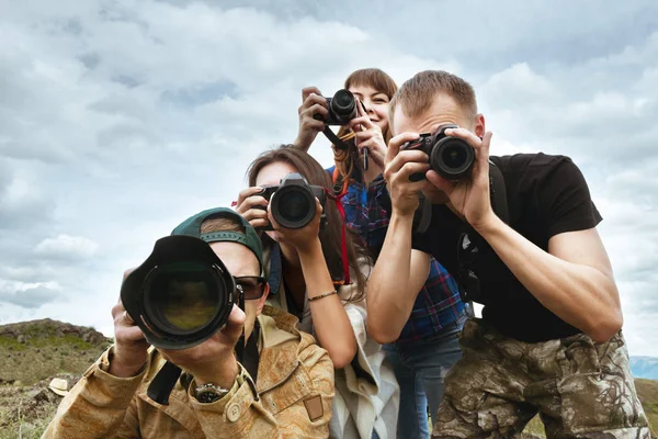 Group friends photographers taking photo — Stock Photo, Image