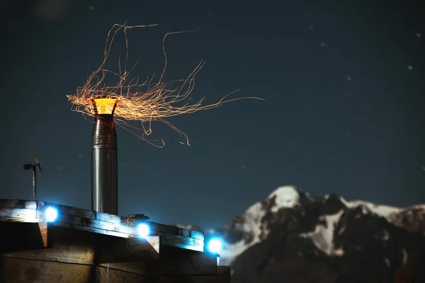 Huis schoorsteen brand sparkles nacht — Stockfoto