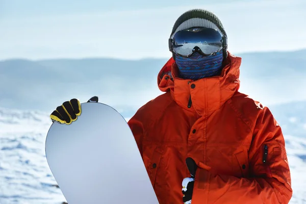 Hombre snowboarder primer plano retrato rojo — Foto de Stock