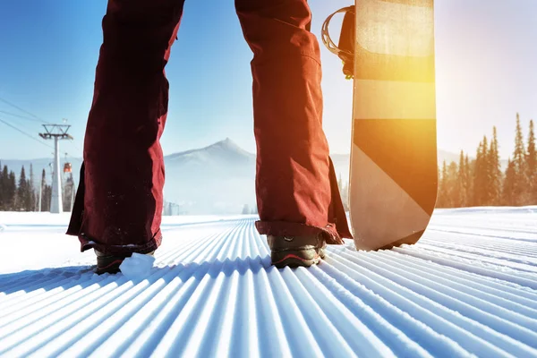 Snowboardåkare står på sluttningen bakgrund — Stockfoto