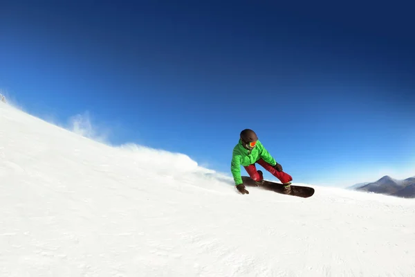 Uomo snowboarder cavalca pendio sheregesh. Spazio per testo — Foto Stock