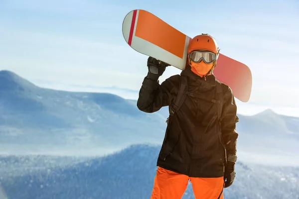 Snowboardzista snowboard portret mountain top pomarańczowy — Zdjęcie stockowe