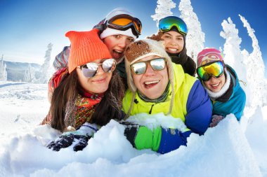 Mutlu arkadaş snowbarders ve kayakçılar grup