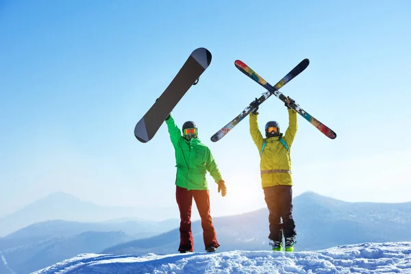 Esqui e snowboarder topo da montanha — Fotografia de Stock