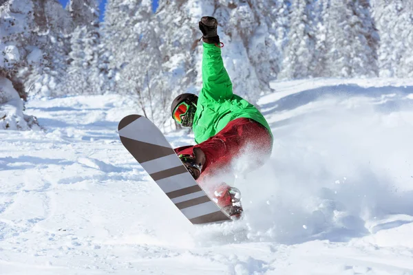 Snowboardåkare skidåkare hoppar freeride skog — Stockfoto