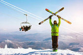 Skies stojí lyžařský vlek snowboardisty pozadí
