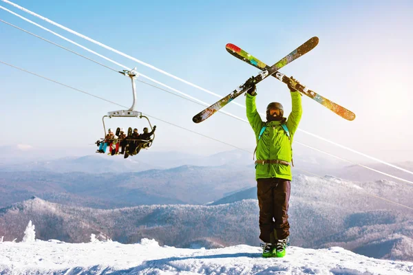 Skies stojí lyžařský vlek snowboardisty pozadí — Stock fotografie