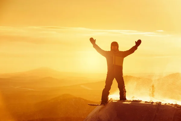 Felice snowboarder vincere posa vincitore stazione sciistica tramonto — Foto Stock
