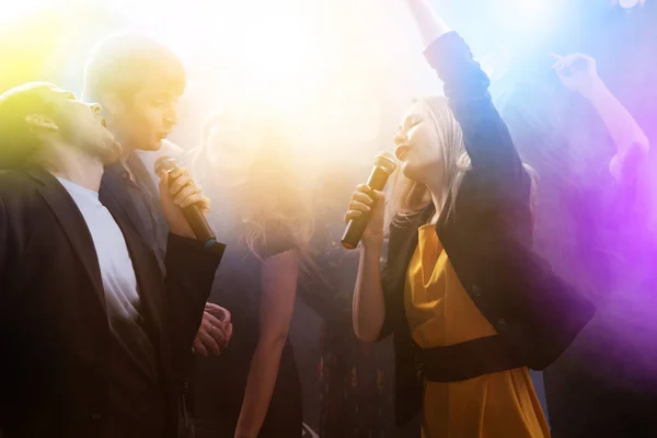 Festa amici night club karaoke — Foto Stock