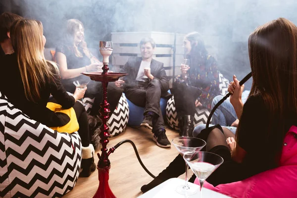 Grupp vänner club bar shisha — Stockfoto