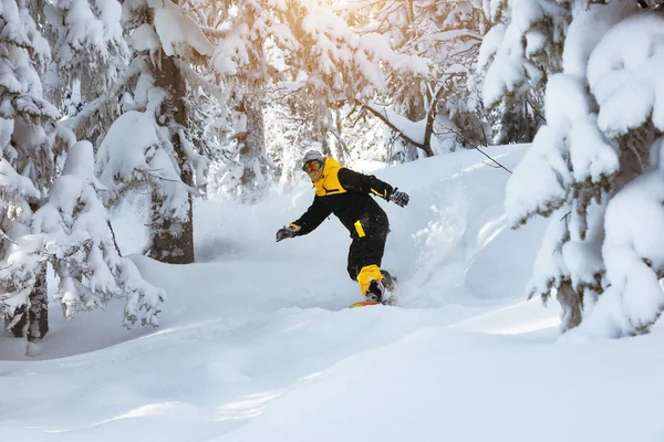 Off-piste equitação snowboard snowboarder esqui — Fotografia de Stock