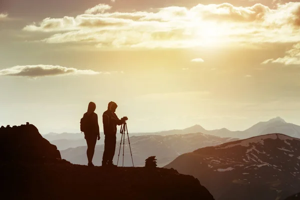 Пара фотографов на вершине горы — стоковое фото
