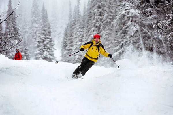 Skifahrer abseits der Piste Backcountry Resort — Stockfoto