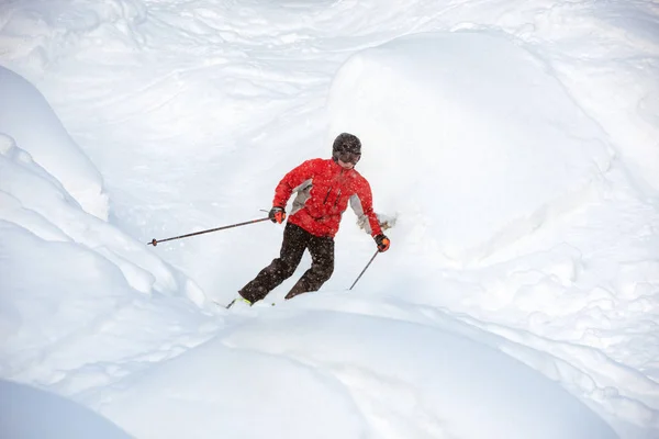 Jovem esquiador off-piste backcountry freeride — Fotografia de Stock