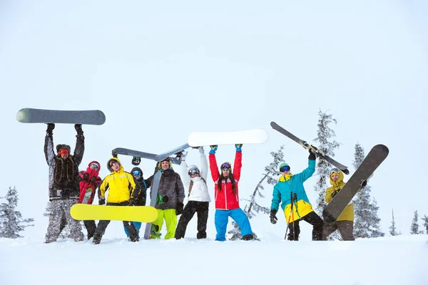 Vrienden team groep skiërs, snowboarders — Stockfoto