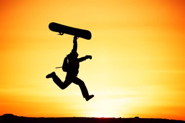 Mutlu snowboard günbatımı Kayak atlama