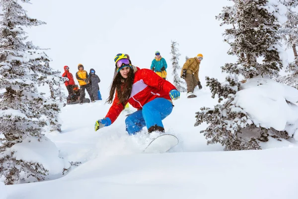 Dívka snowboardista týmu skupiny přátelé sjezdů — Stock fotografie
