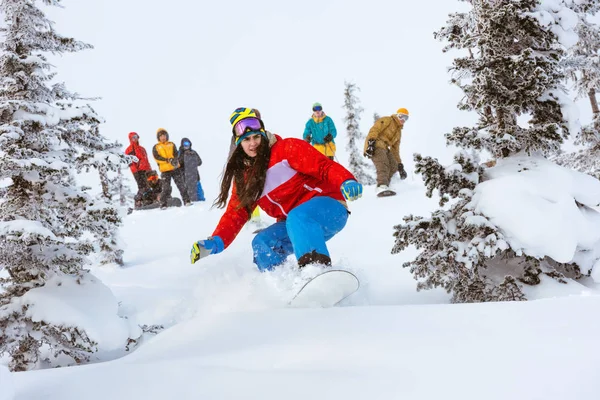 Menina snowboarder equipe grupo amigos off-piste — Fotografia de Stock