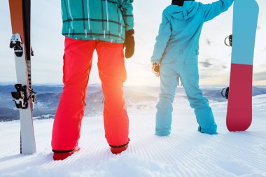 Kayakçı snowboard kavramı yamaç gündoğumu